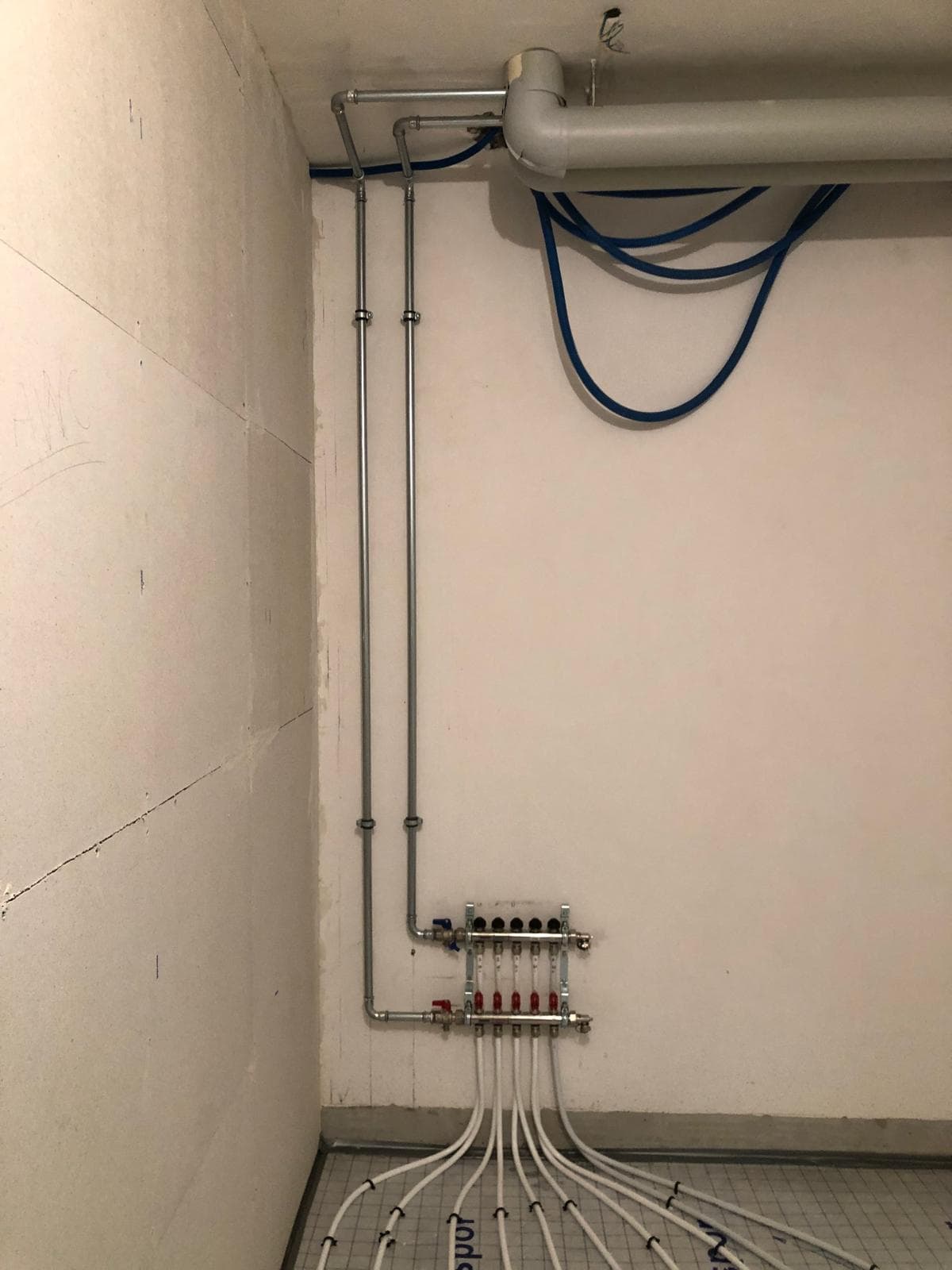 Installation de chauffe eau au sol hydraulique